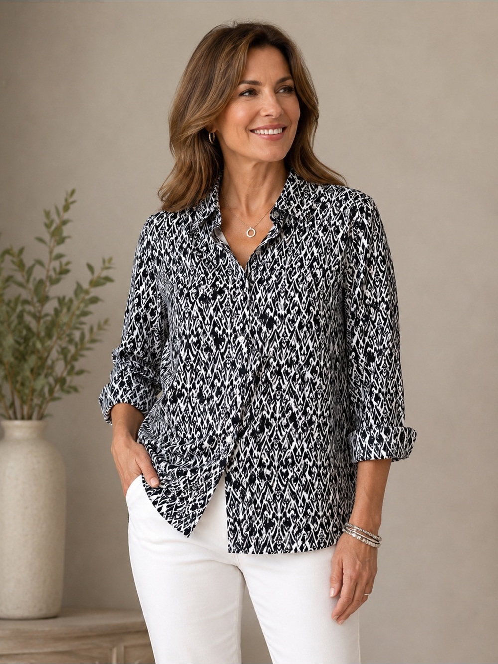 Chico’s No-Iron Chic Stretch Black & White Abstract Print Shirt Size 1 (US 8)